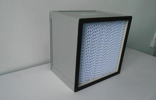 新款ULPA高效過濾器的濾芯用超細玻璃纖維濾料經(jīng)打膠折疊而成,外框可選用夾層木板、鍍鋅銅板、不銹鋼板及鋁合金板,通過聚氨酯膠緊密粘接,具有質(zhì)量輕、透氣量大,集塵率高達99.95-99.999%,且耐堿,耐高溫。ULPA過濾器用于電子廠、半導(dǎo)體、精密機械、制藥、醫(yī)院、食品等行業(yè)中對潔凈度要求交高的民用或工業(yè)潔凈廠所的末端過濾,下面由北方濾器為大家講解新款ULPA(超高效)過濾器的特點及參數(shù)
